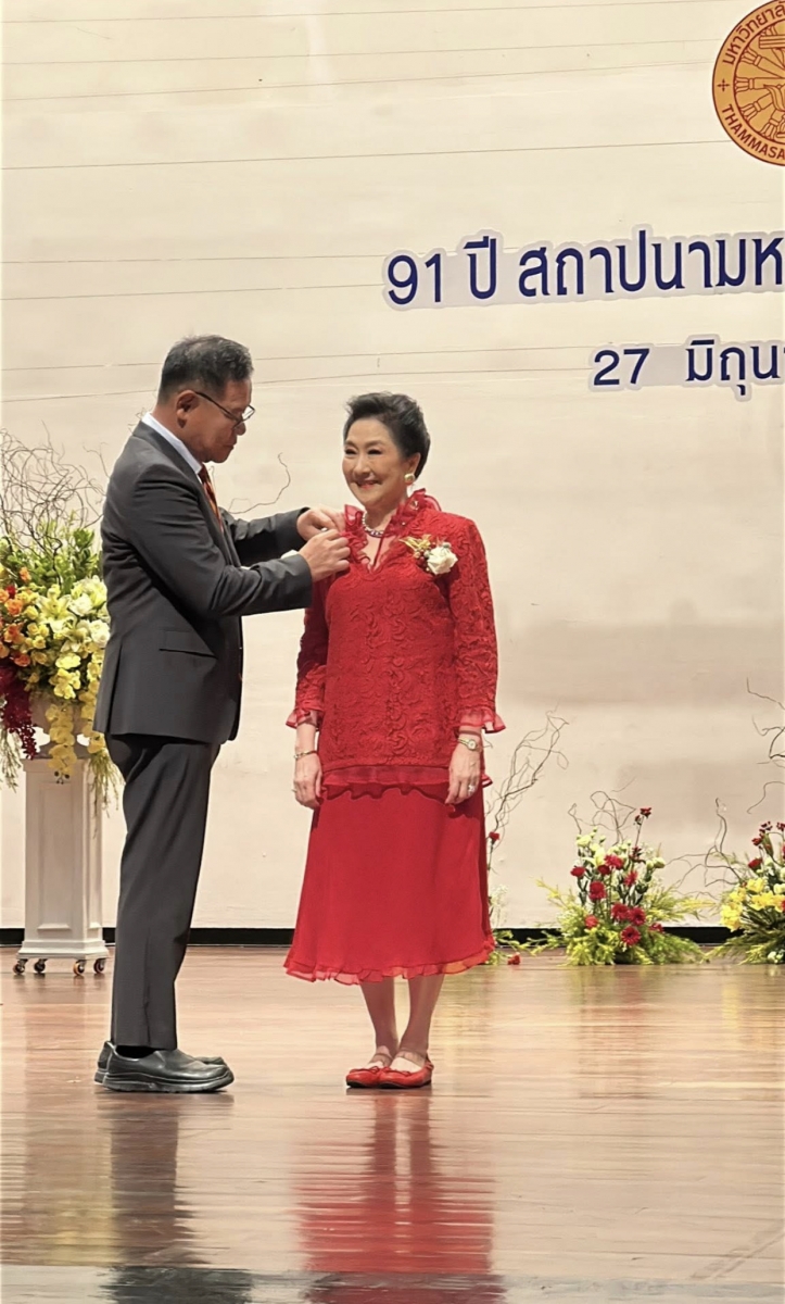 ผาณิต พูนศิริวงศ์ รับมอบเข็มเกียรติยศ 91 ปี ธรรมศาสตร์