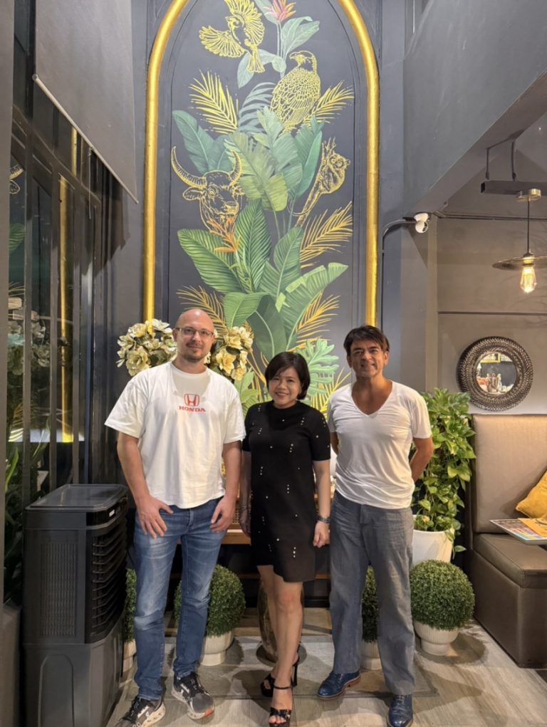 คุณ Sandy Lopez บอสสาว แห่ง Kalamansi Kafe  ต้อนรับสื่อจาก Nomad Media