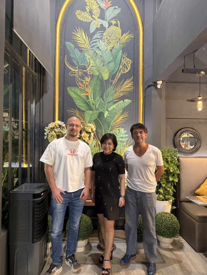 คุณ Sandy Lopez บอสสาว แห่ง Kalamansi Kafe  ต้อนรับสื่อจาก Nomad Media