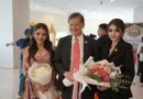 คุณปีเตอร์ สมบูรณ์เจริญ ร่วมแสดงความยินดีกับ บก. จินตนา  ทิพย์รัตนกุล